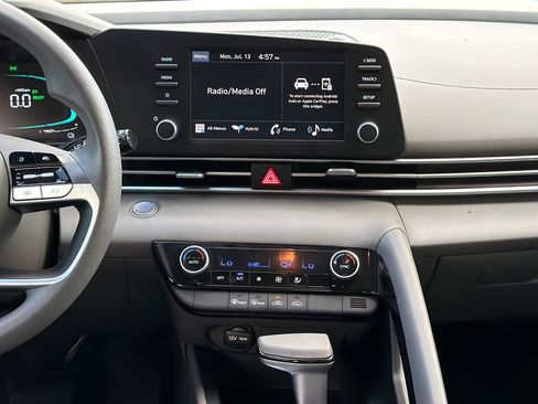 Used 2025 Hyundai Elantra Hybrid FWD image 12