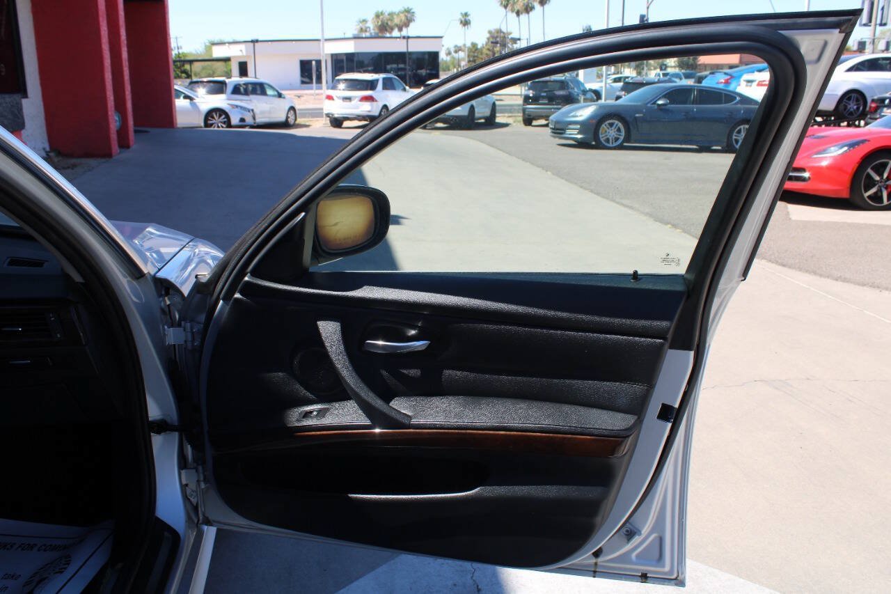 Used 2011 BMW 335i xDrive Sedan AWD/4WD image 15