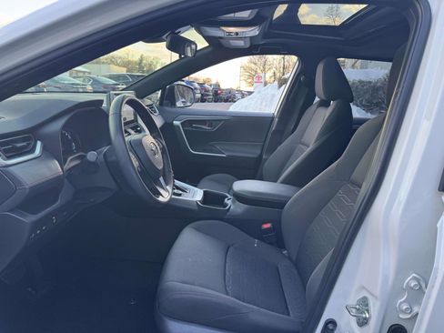 Used 2023 Toyota RAV4 SE image 17