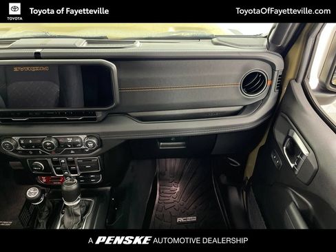 Used 2025 Jeep Gladiator Mojave w/ Convenience Group AWD/4WD image 17