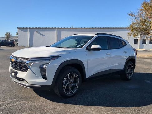 Used 2025 Chevrolet Trax LT w/ LT Convenience Package image 8