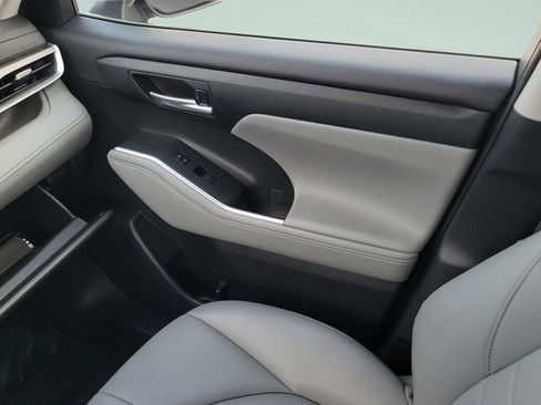 Used 2023 Toyota Highlander XLE FWD image 13