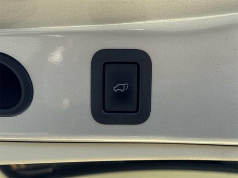 Used 2016 Toyota Highlander XLE image 16