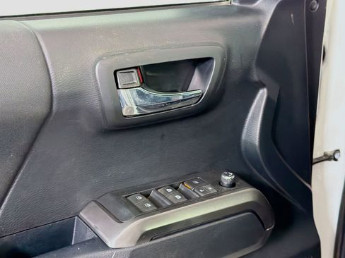 Used 2018 Toyota Tacoma TRD Sport image 20