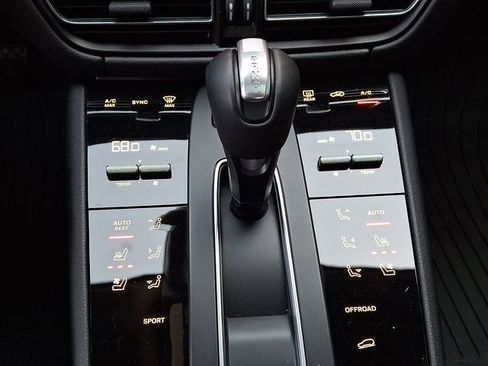 Certified 2026 Porsche Macan AWD/4WD image 20