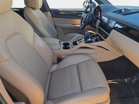Used 2023 Porsche Cayenne image 12