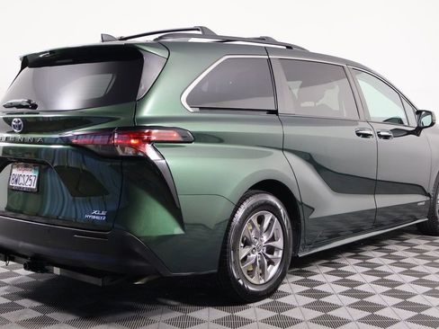 Used 2021 Toyota Sienna XLE w/ XLE Plus Package AWD/4WD image 4