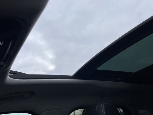 Used 2018 Land Rover Range Rover Velar S image 13