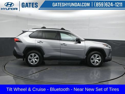 Used 2021 Toyota RAV4 LE FWD image 3