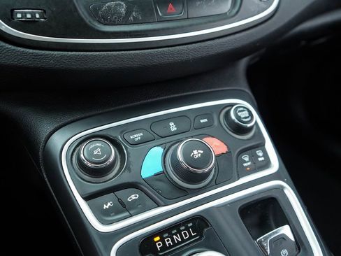 Used 2016 Chrysler 200 Limited image 21