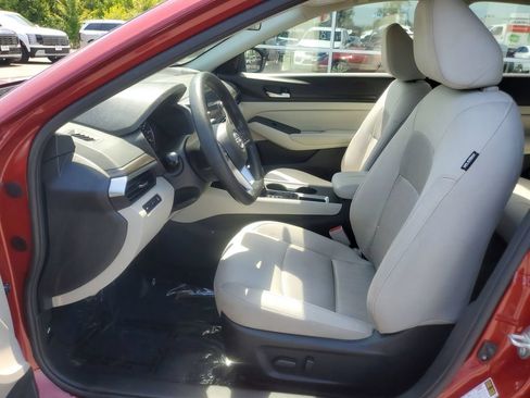 Used 2025 Nissan Altima 2.5 SV FWD image 14