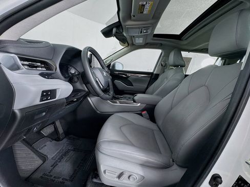 Used 2020 Toyota Highlander Limited image 15