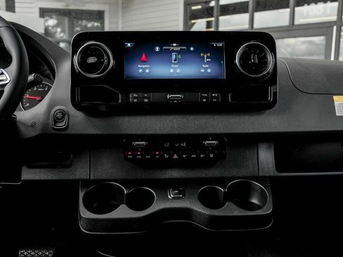 Used 2025 Mercedes-Benz Sprinter 2500 image 21