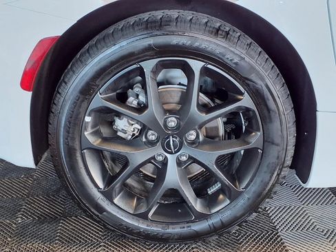 Used 2024 Chrysler Pacifica Limited w/ S Appearance Package FWD image 9