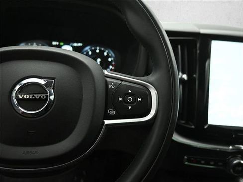 Used 2018 Volvo XC60 T5 Momentum w/ Convenience Package image 16