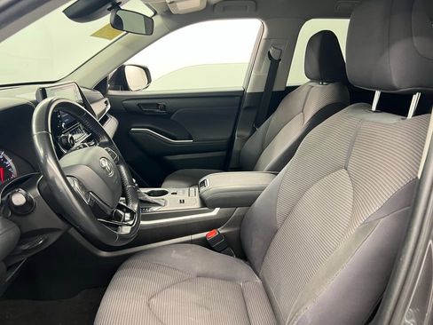 Certified 2021 Toyota Highlander LE FWD image 9