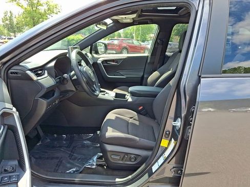 Used 2022 Toyota RAV4 SE image 17