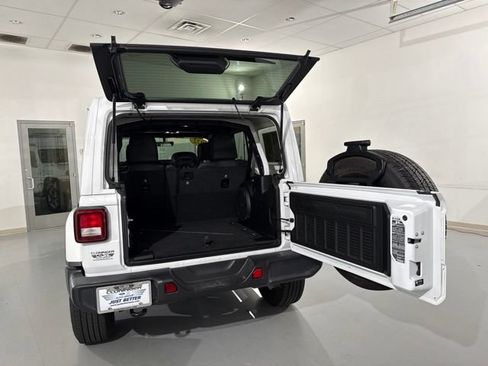 Used 2022 Jeep Wrangler Unlimited Sahara AWD/4WD image 10