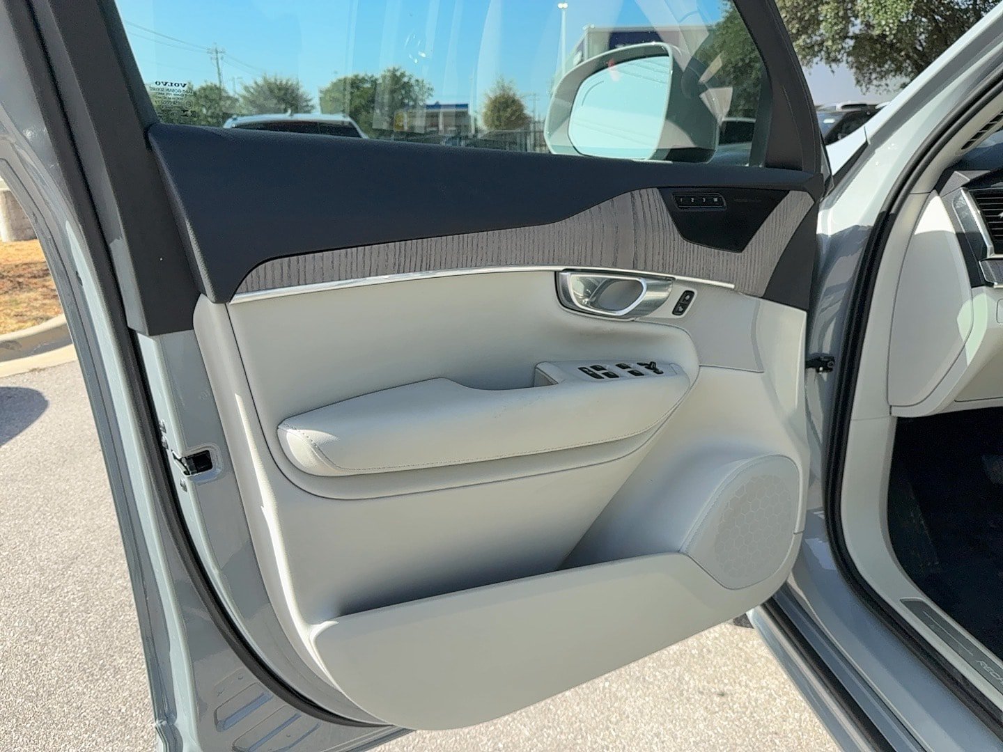 Certified 2024 Volvo XC90 T8 Plus w/ Protection Package Premier AWD/4WD image 9