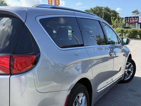Used 2018 Chrysler Pacifica Limited FWD image 9