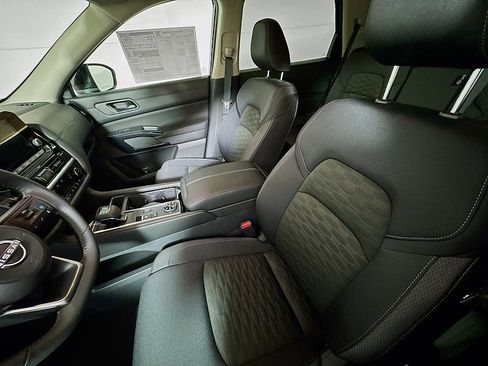 New 2025 Nissan Pathfinder SV w/ Black Appearance Package image 11