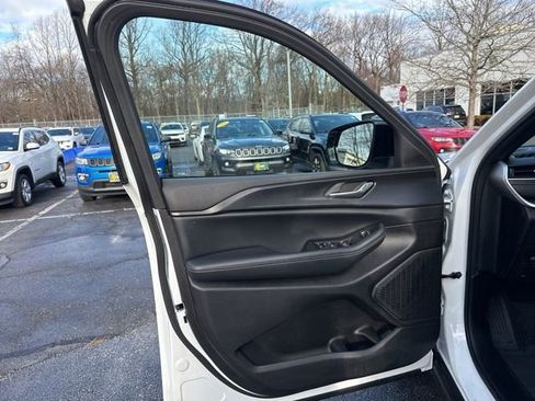 Certified 2024 Jeep Grand Cherokee Altitude image 37