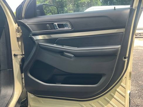 Used 2018 Ford Explorer XLT w/ Equipment Group 202A AWD/4WD image 14
