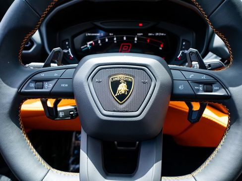 Used 2025 Lamborghini Urus SE AWD/4WD image 36