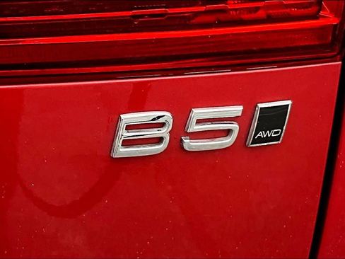 Certified 2023 Volvo XC60 B5 Plus w/ Climate Package image 9