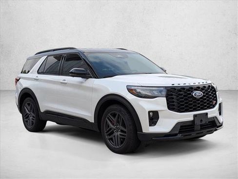 Used 2025 Ford Explorer ST image 3