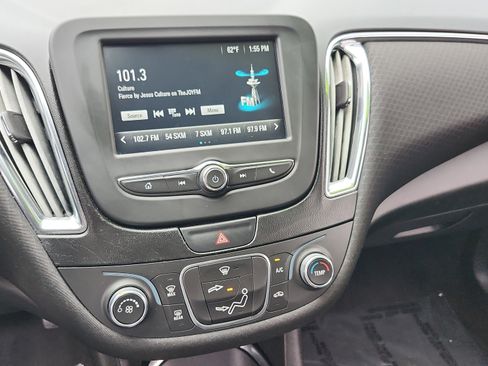 Used 2017 Chevrolet Malibu LT image 23