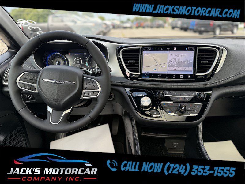 Used 2026 Chrysler Pacifica Limited FWD image 30