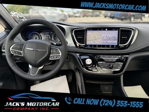 Used 2026 Chrysler Pacifica Limited FWD image 30