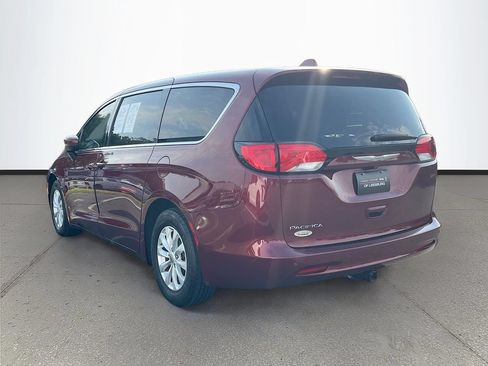 Used 2017 Chrysler Pacifica Touring w/ Tire & Wheel Group FWD image 5