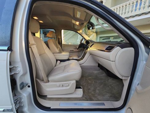 Used 2007 Cadillac Escalade EXT Base AWD 4dr Crew Cab SB w/ Information Package image 46