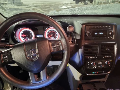 Used 2013 Dodge Grand Caravan SE image 3