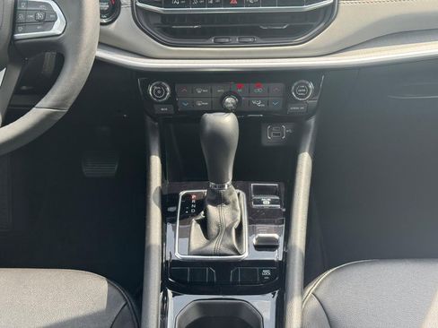 Used 2025 Jeep Compass Limited image 17