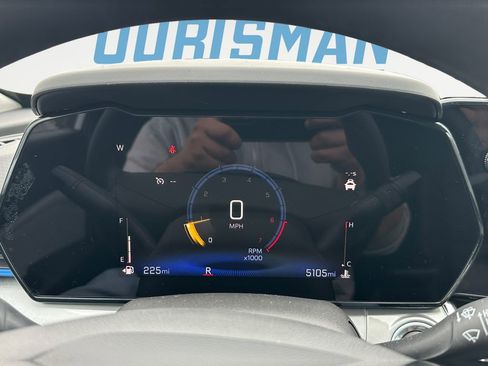 Used 2025 Chevrolet Trax LT image 2