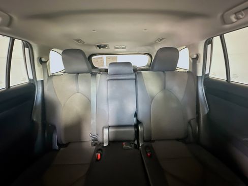 Used 2024 Toyota Highlander LE image 30