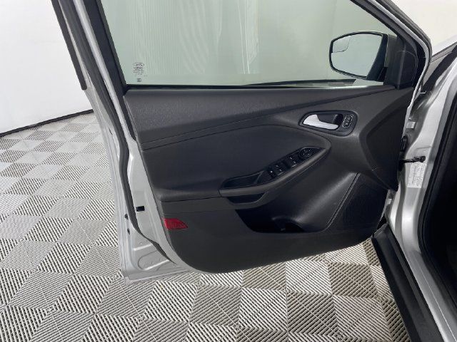 Used 2016 Ford Focus SE w/ Equipment Group 201A FWD image 17