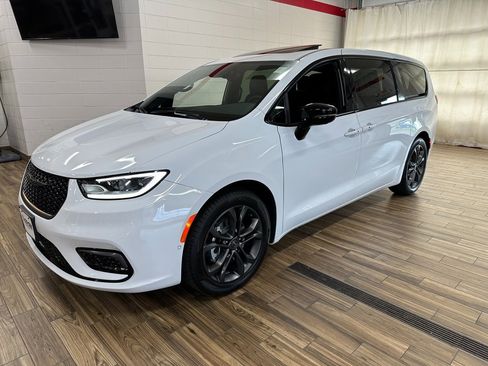 New 2026 Chrysler Pacifica Select image 1