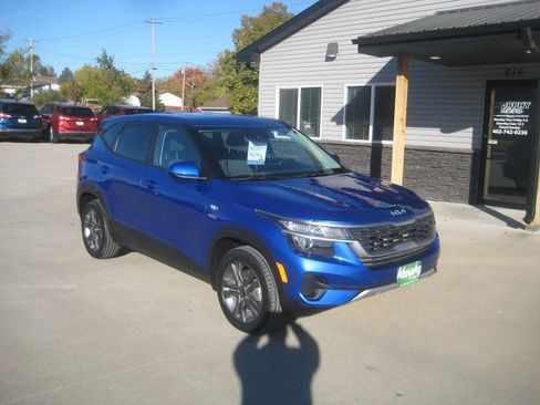 Used 2022 Kia Seltos LX image 2
