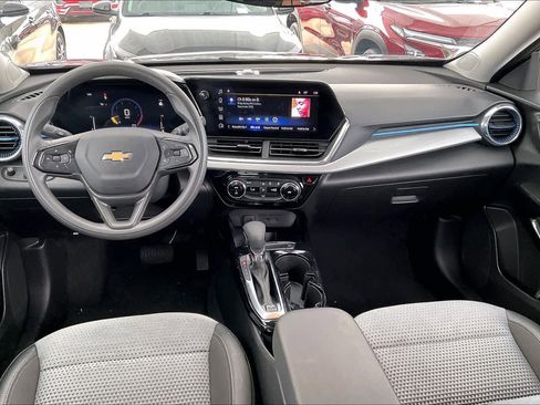 Certified 2025 Chevrolet Trax LT image 15