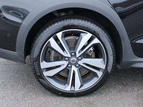 Used 2025 Volvo V60 B5 Cross Country Plus image 38