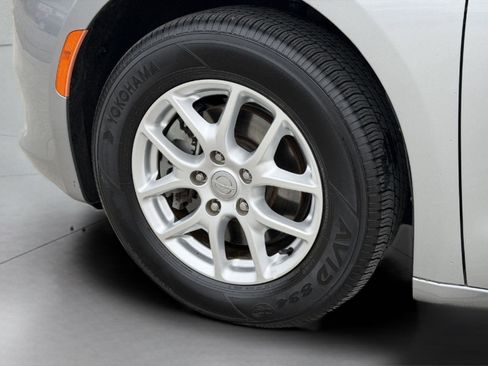 Used 2020 Chrysler Voyager Lxi image 10