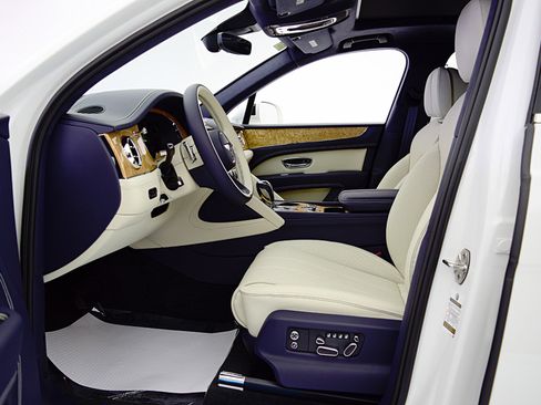 New 2025 Bentley Bentayga Plug-In Hybrid image 37