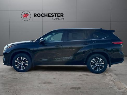 Used 2023 Toyota Highlander XLE AWD/4WD image 2