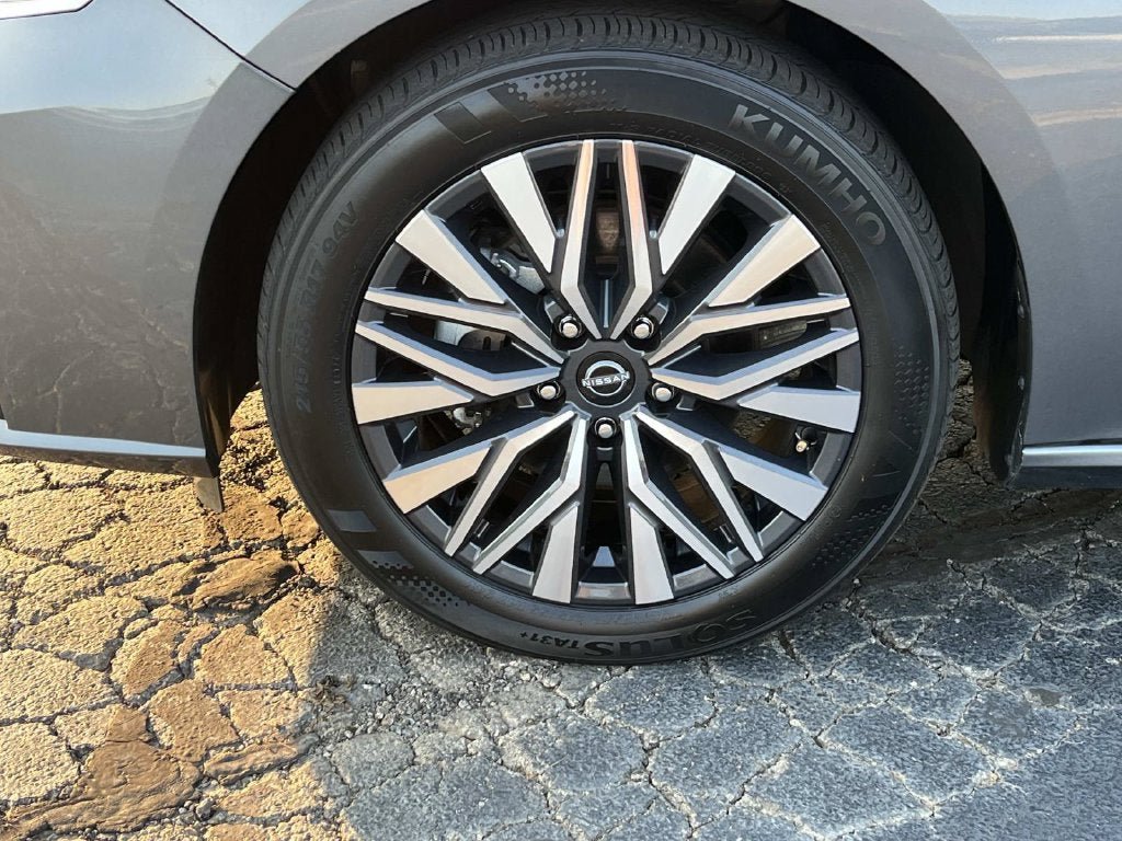Used 2025 Nissan Altima 2.5 SV FWD image 9