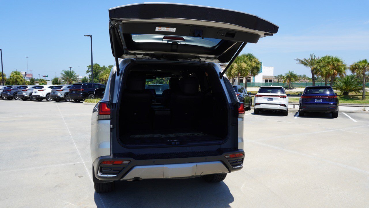 Used 2022 Lexus LX 600 4WD w/ Accessory Package (Z1) image 39