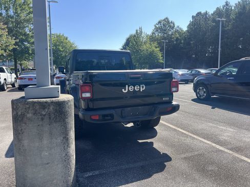 Used 2023 Jeep Gladiator Overland AWD/4WD image 4